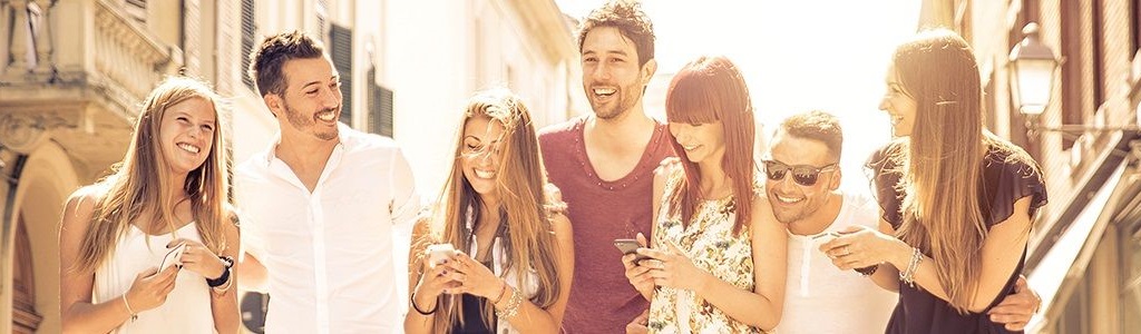 Grupo de amigos jóvenes hombres y mujeres compartiendo feliz