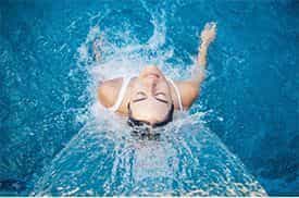 Muchacha disfrutando de chorro de agua